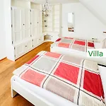 Emg In Alleinlage Mit Privatsee Jacuzzi Und Sauna Fuer Bis Zu 22 Personen Bei Osnabrueck וילה *