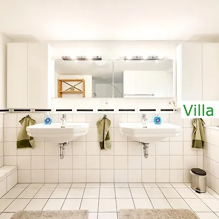Emg In Alleinlage Mit Privatsee Jacuzzi Und Sauna Fuer Bis Zu 22 Personen Bei Osnabrueck Villa