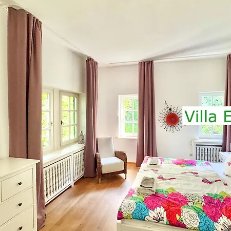 Emg In Alleinlage Mit Privatsee Jacuzzi Und Sauna Fuer Bis Zu 22 Personen Bei Osnabrueck Villa Preussisch Oldendorf