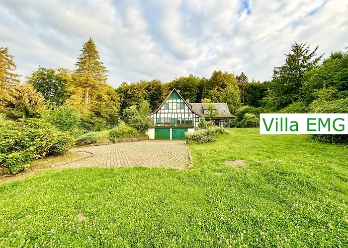 Emg In Alleinlage Mit Privatsee Jacuzzi Und Sauna Fuer Bis Zu 22 Personen Bei Osnabrueck Villa Preussisch Oldendorf