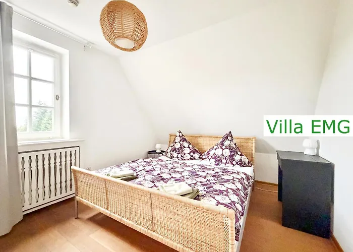 Emg In Alleinlage Mit Privatsee Jacuzzi Und Sauna Fuer Bis Zu 22 Personen Bei Osnabrueck Villa