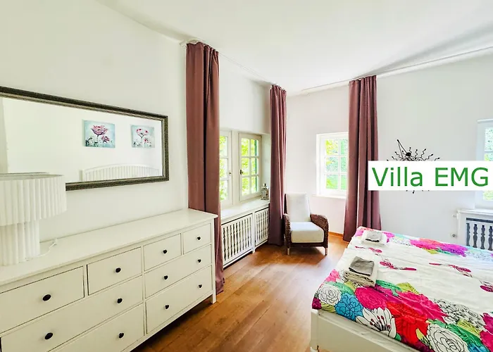 Emg In Alleinlage Mit Privatsee Jacuzzi Und Sauna Fuer Bis Zu 22 Personen Bei Osnabrueck Villa