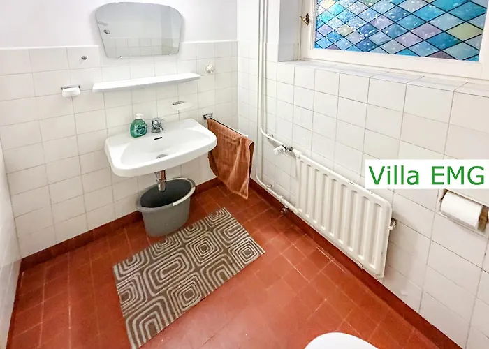 Emg In Alleinlage Mit Privatsee Jacuzzi Und Sauna Fuer Bis Zu 22 Personen Bei Osnabrueck Preussisch Oldendorf